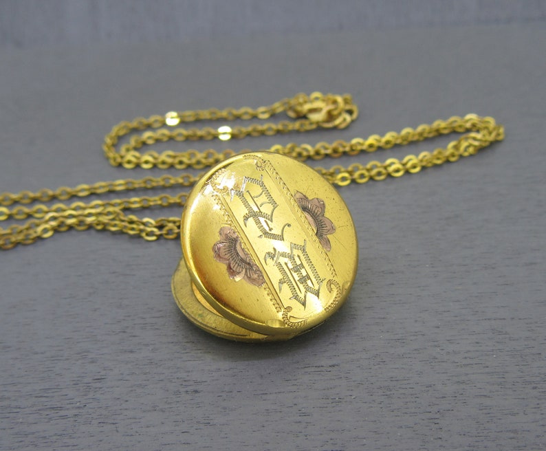 Vintage Jewelry Round Circle Locket with PW Engraved PW Initial Vintage Locket Necklace with 18 12k Gold Filled Chain