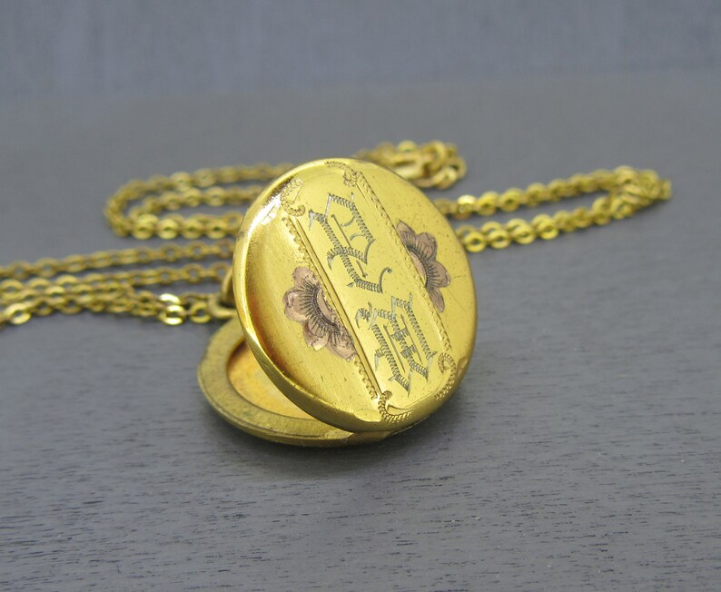 Vintage Jewelry Round Circle Locket with PW Engraved PW Initial Vintage Locket Necklace with 18 12k Gold Filled Chain