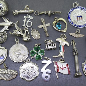 WAHL Vintage Sterling Armband Charm, Korbball, U-Boot, Pistole, Flugzeug, Sweet 16, Storch, Alaska Totempfahl, Emaille Italien Karte, USA