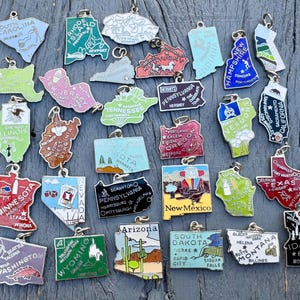 Charm carte d'état en émail vintage CHOICE, Caroline du Sud, Rhode Island, Hawaï, Massachusetts, New Jersey, Virginie, Kentucky, Indiana, Nevada