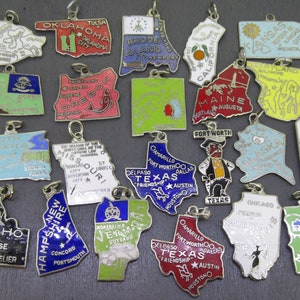 Charm carte d'état émaillé vintage CHOIX, Hawaï, Oklahoma, Texas, Rhode Island, Fort Worth, Californie, Kansas, Maine, Nouveau-Mexique, Oregon, etc.