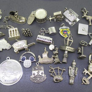 WAHL Vintage Sterling Armband Charme, Love is Blind, Flacheisen, Cape Cod Map, Ringling Brothers, Pinecone, Wisconsin, Abschlussfeier, Irland