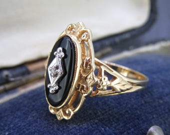 Vintage 10k Yellow Gold Onyx Ring with Oval Onyx with Diamond Accent, Size 7, 4.4g