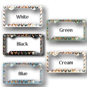 Pode incluir: Cinco molduras de placa de diferentes cores com um design de galo. As molduras s&atilde;o branca, verde, preta, creme e azul. Cada moldura tem o nome da cor impresso nela.