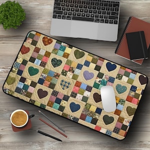 以下が含まれることがあります： パッチワークのデザインが施されたベージュのマウスパッド。ハート、正方形、花柄など、さまざまな色とパターンが特徴です。マウスパッドは柔らかく快適な素材で作られており、コンピューターマウスとの使用に最適です。