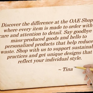 Op de afbeelding: Een handgeschreven notitie op een vel papier met een houten achtergrond. De notitie luidt: "Ontdek het verschil bij de OAE Shop, waar elk item op bestelling wordt gemaakt met zorg en aandacht voor detail. Zeg vaarwel tegen massaproductie en hallo tegen gepersonaliseerde producten die helpen om afval te verminderen. Winkel bij ons om duurzame praktijken te ondersteunen en unieke ontwerpen te krijgen die uw individuele stijl weerspiegelen. ~ Tina"