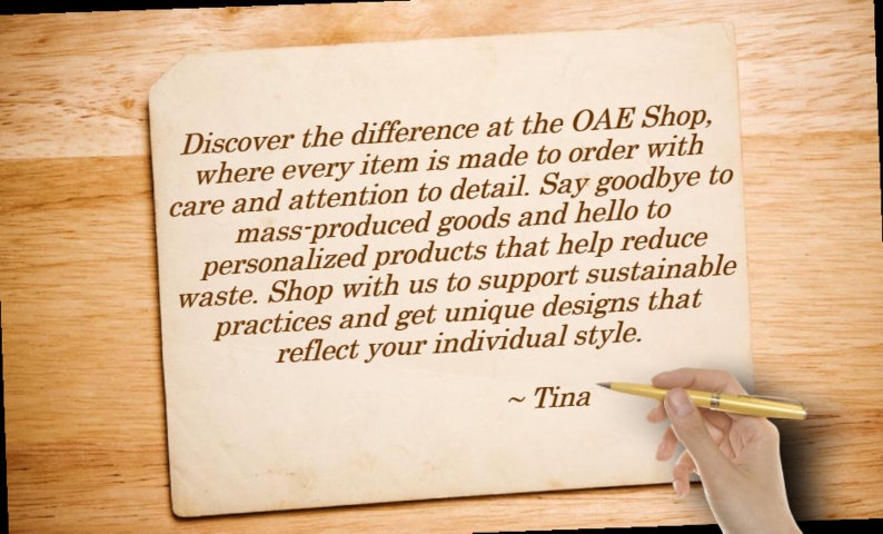 Op de afbeelding: Een handgeschreven notitie op een vel papier met een houten achtergrond. De notitie luidt: "Ontdek het verschil bij de OAE Shop, waar elk item op bestelling wordt gemaakt met zorg en aandacht voor detail. Zeg vaarwel tegen massaproductie en hallo tegen gepersonaliseerde producten die helpen om afval te verminderen. Winkel bij ons om duurzame praktijken te ondersteunen en unieke ontwerpen te krijgen die uw individuele stijl weerspiegelen. ~ Tina"