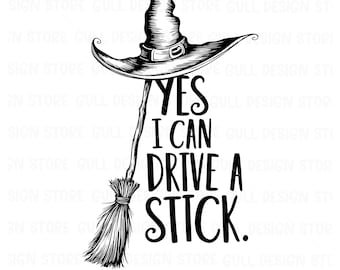Könnte beinhalten: Schwarz-weiße Grafik mit Hexenhut und Besen, Text: "Yes I Can Drive A Stick." Das digitale Design eignet sich für Halloween-Bastelarbeiten und -Projekte, mit einem gruseligen Thema.