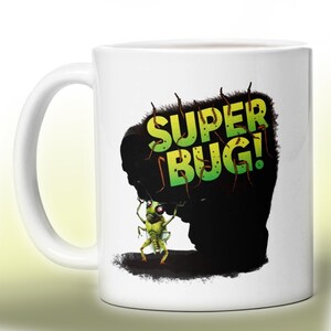 Könnte beinhalten: Ein Set aus drei Keramikbechern mit gesprenkelter, matter Oberfläche. Die Becher sind in den Farbtönen Creme, Hellgrau und Dunkelgrau gehalten. Jeder Becher hat ein schlichtes, modernes Design und einen abgerundeten Henkel.
