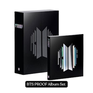 Puede incluir: Un set de álbumes BTS PROOF negro. El set incluye una caja alta y un álbum cuadrado. Las portadas del álbum presentan un diseño geométrico plateado y la palabra "PROOF". El texto "BTS PROOF Album Set" está en la parte inferior.