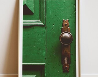 Poignée de porte en bois verte vintage - Reproduction d'art mural Cottagecore rustique - Photographie de porte ancienne