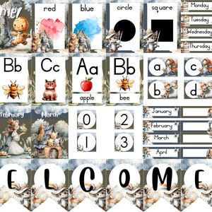 Op de afbeelding: Een set educatieve klaslokaaldecoratie met aquarelillustraties van bosdieren, inclusief alfabetkaarten A-C, cijferkaarten 0-3, dagen van de week, maanden, vormen en een welkomstbanner met zwarte letters.