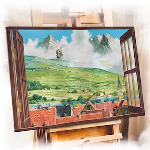 Könnte beinhalten: Auf Leinwand gespanntes Kunstwerk mit einer Landschaftsszene, die durch ein offenes Fenster betrachtet wird. Das Kunstwerk zeigt ein Dorf mit roten Ziegeldächern, einen Kirchturm und Berge in der Ferne. Das Wort "GALLERY" ist vertikal auf der linken Seite aufgedruckt.