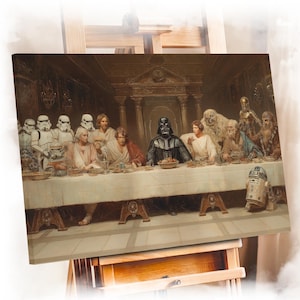 Peut inclure: Impression sur toile représentant une parodie de La Cène, avec des personnages de Star Wars. Dark Vador est au centre, entouré de Stormtroopers, Chewbacca et R2-D2. Le mot "GALLERY" est imprimé verticalement à gauche.