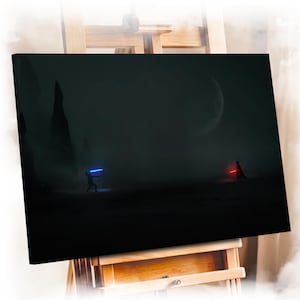 Op de afbeelding: Een ingelijste canvas print op een ezel. Het kunstwerk toont een donkere, sfeervolle scène met twee figuren die lichtzwaarden hanteren, één blauw en één rood, onder een grote maan. Het woord "GALLERY" staat verticaal aan de linkerkant.