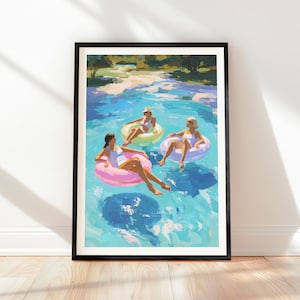 Könnte beinhalten: Gerahmter Kunstdruck, der drei Personen in Badeanzügen auf Schwimmreifen in einem Pool zeigt. Das Kunstwerk verwendet eine lebendige Farbpalette aus Blau-, Rosa- und Grüntönen und zeigt eine sonnige Szene im Freien.