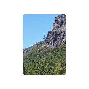 Letrero de metal de montaña y bosque