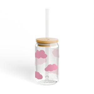 Copo de vidro com estampa de nuvens de algodão doce rosa