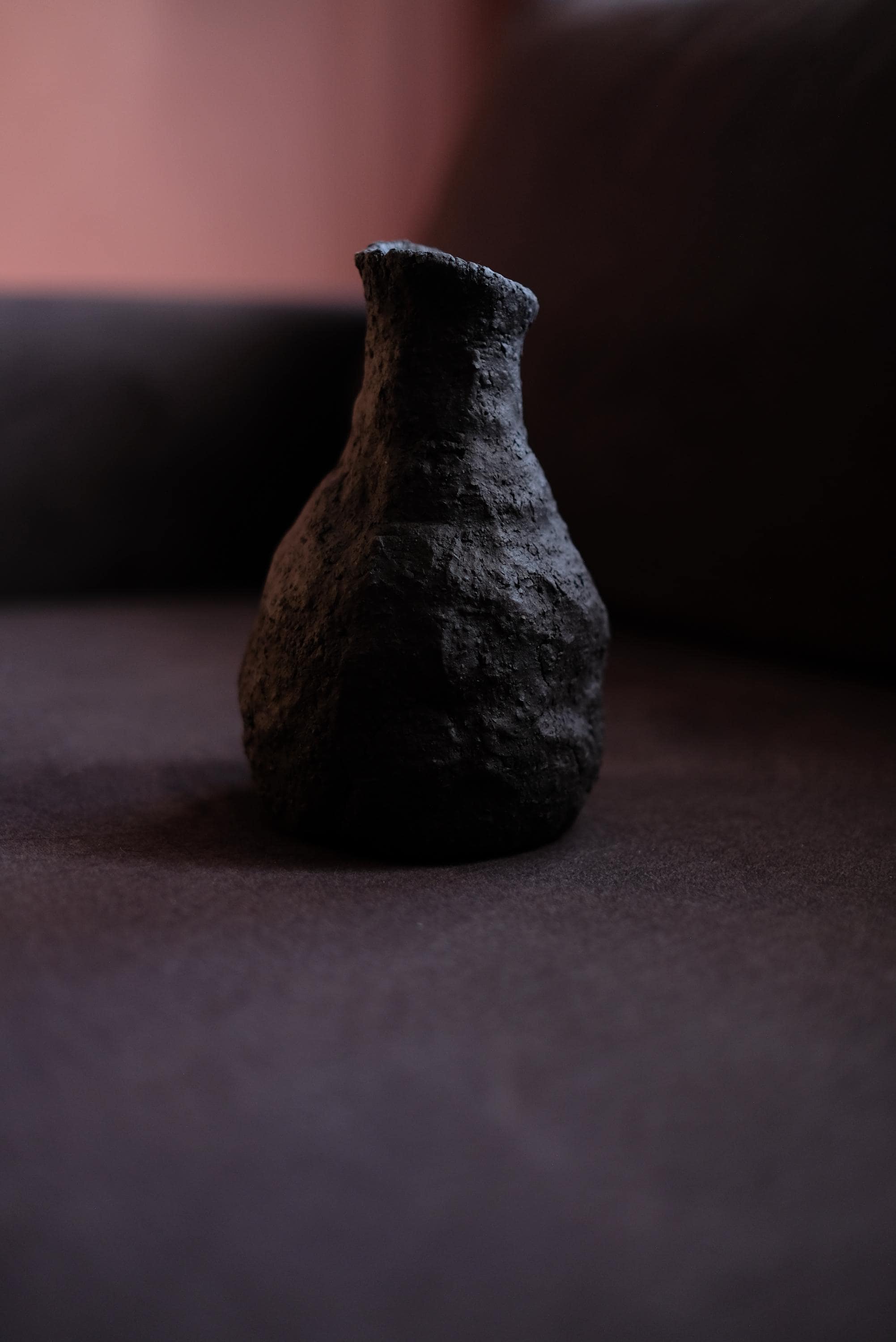 ノ*ズ様 黒い陶器の花瓶 生の粘土から作られた黒い陶器の花瓶 - Etsy 日本