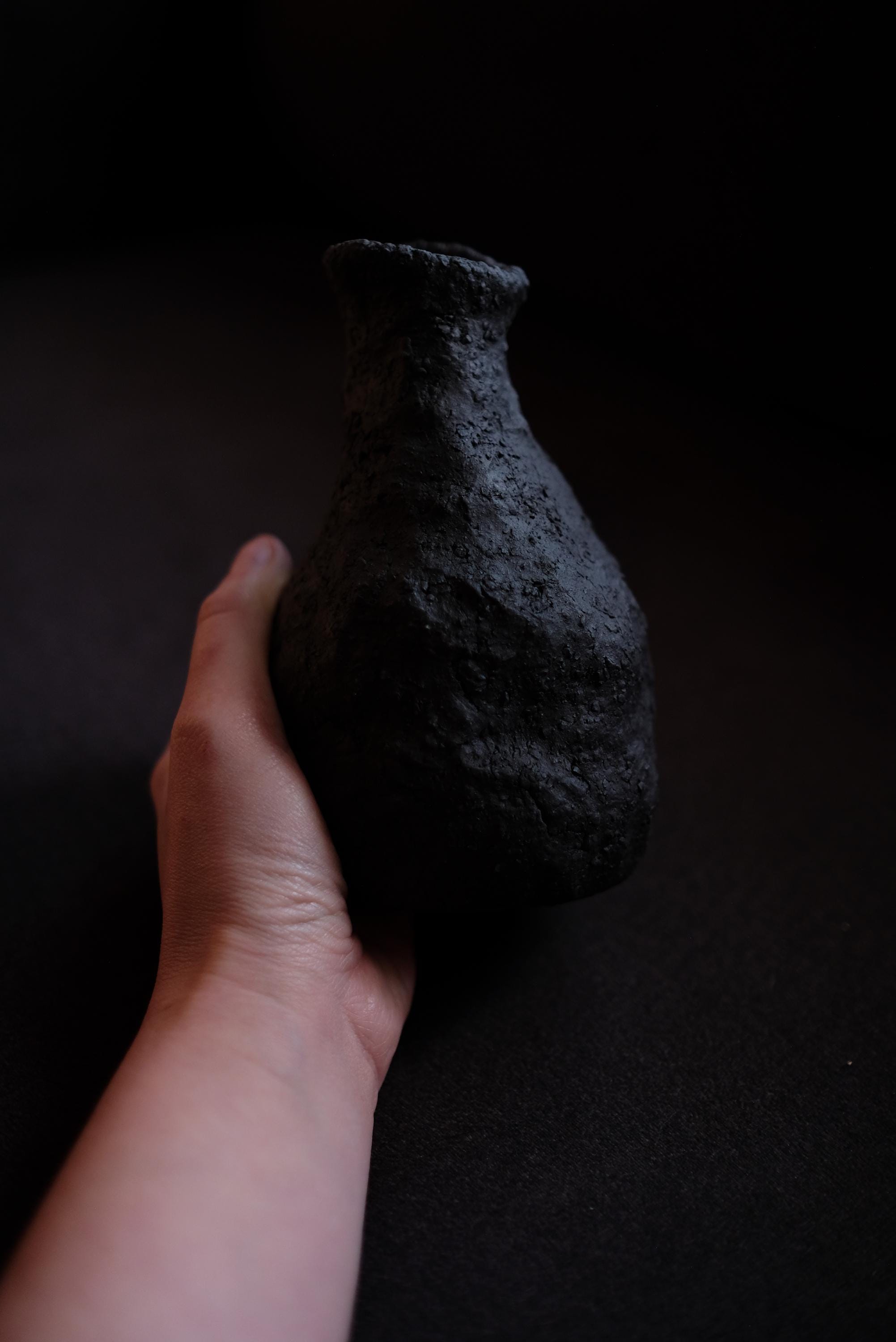 生の粘土から作られた黒い陶器の花瓶 - Etsy 日本