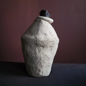 Urna humana o para mascota hecha a mano en arcilla cruda – Tapa de piedra marina, monumento conmemorativo