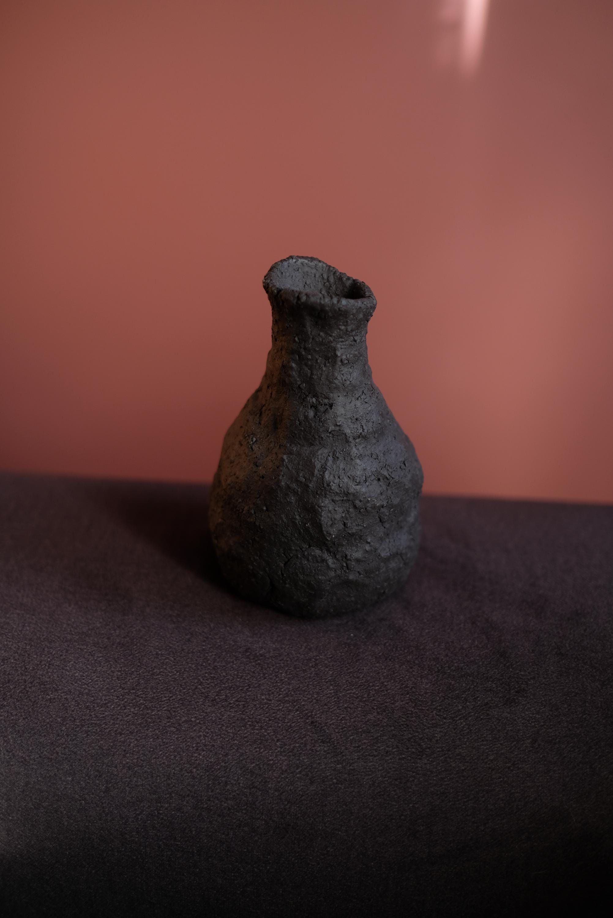 生の粘土から作られた黒い陶器の花瓶 - Etsy 日本