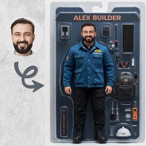 Puede incluir: Una figura de acción empaquetada con la etiqueta "ALEX BUILDER" presenta a un hombre con una chaqueta vaquera azul y pantalones negros. El paquete incluye herramientas en miniatura, una mochila y un casco. Una imagen separada muestra la cara sonriente del hombre.