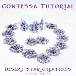Könnte beinhalten: Ein Set aus Lavendel- und Silberperlen-Schmuck, bestehend aus einer Halskette, einem Armband und Ohrringen. Der Schmuck hat ein Blumenmuster und ist mit "Contessa Tutorial" und "Desert Star Creations" beschriftet.