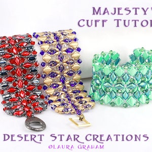 Puede incluir: Tres pulseras de cuentas en rojo, morado y verde. Las pulseras están hechas con cuentas de semillas y presentan un patrón geométrico. Las pulseras están etiquetadas como "Majesty's Cuff Tutorial" y "Desert Star Creations".