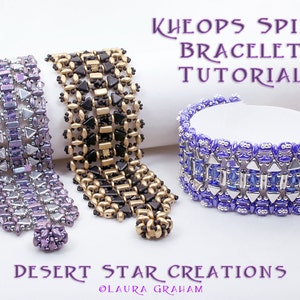 Könnte beinhalten: Drei Perlenarmbänder in Lila, Gold und Blau vor einem weißen Hintergrund. Die Armbänder sind aus kleinen Perlen gefertigt und haben ein geometrisches Muster. Der Text "KHEOPS SPINE BRACELET TUTORIAL" befindet sich oben im Bild. Der Text "DESERT STAR CREATIONS ©LAURA GRAHAM" befindet sich unten im Bild.