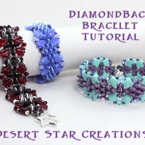Könnte beinhalten: Drei Perlenarmbänder in verschiedenen Farben, darunter Rot, Schwarz, Silber, Blau, Lila und Türkis. Die Armbänder werden auf einer weißen Oberfläche mit dem Text "DIAMONDBACK BRACELET TUTORIAL" und "DESERT STAR CREATIONS" angezeigt.