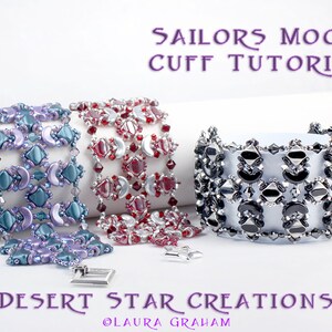 以下が含まれることがあります： 3つの異なる色の組み合わせでできたビーズブレスレット。ターコイズ、パープル、シルバー。レッド、シルバー、ホワイト。ブラック、シルバー、ホワイト。ブレスレットは小さなファセットビーズで作られており、幾何学的なパターンで配置されています。ブレスレットは白い表面に置かれており、紫色のテキストで「Sailors Moon Cuff Tutorial」と「Desert Star Creations」と書かれています。