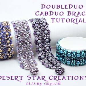 Op de afbeelding: Vier kralenarmbanden in tinten van paars, blauw en goud. De armbanden zijn gemaakt met kleine kraaltjes en grotere ronde kralen. De armbanden zijn gerangschikt op een wit oppervlak met de tekst "Doubleduo or Cabduo Bracelet Tutorial" en "Desert Star Creations" zichtbaar.