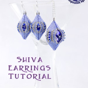 Könnte beinhalten: Ein Paar blaue und silberne Perlenohrringe mit einem großen blauen Kristall in der Mitte. Die Ohrringe hängen an einem Glas-Martiniglas. Der Text "SHIVA EARRINGS TUTORIAL" steht unter den Ohrringen. Der Text "DESERT STAR CREATIONS" steht unter dem Tutorial-Text. Der Text "LAURA GRAHAM" steht unter dem Text der Kreationen.