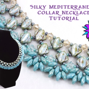 以下が含まれることがあります： ターコイズとシルバーのビーズネックレスのクローズアップ。ネックレスは、正方形、丸形、涙型など、さまざまな形とサイズのビーズで作られています。ネックレスは黒いマネキンバストに飾られています。画像には「Silky Mediterranean Collar Necklace Tutorial」というテキストが含まれています。