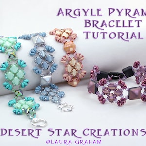 Puede incluir: Cuatro pulseras de cuentas con diferentes esquemas de colores, cada una con un diseño en forma de pirámide. Las pulseras están dispuestas sobre una superficie blanca con el texto "Argyle Pyramids Bracelet Tutorial" y "Desert Star Creations" visible arriba.
