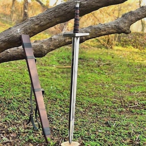 Espada larga medieval forjada a mano con vaina – Espada coleccionable de acero al carbono para exhibición y cosplay.