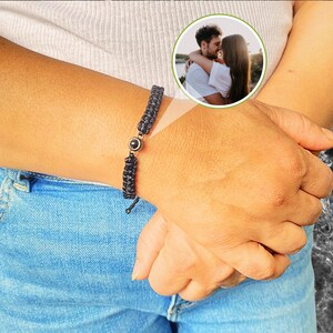 Aangepaste fotoprojectiekralenarmband – Gepersonaliseerde bedel met naam en afbeelding | Handgemaakt minimalistisch aandenken cadeau voor haar of hem