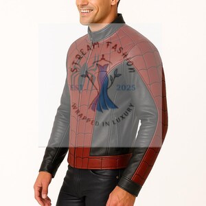 Op de afbeelding: Een rode, grijze en zwarte leren jas met een Spider-Man-ontwerp. De jas heeft een ritssluiting en een opstaande kraag. De tekst "STREAM FASHION WRAPPED IN LUXURY 2025" is zichtbaar op de jas.