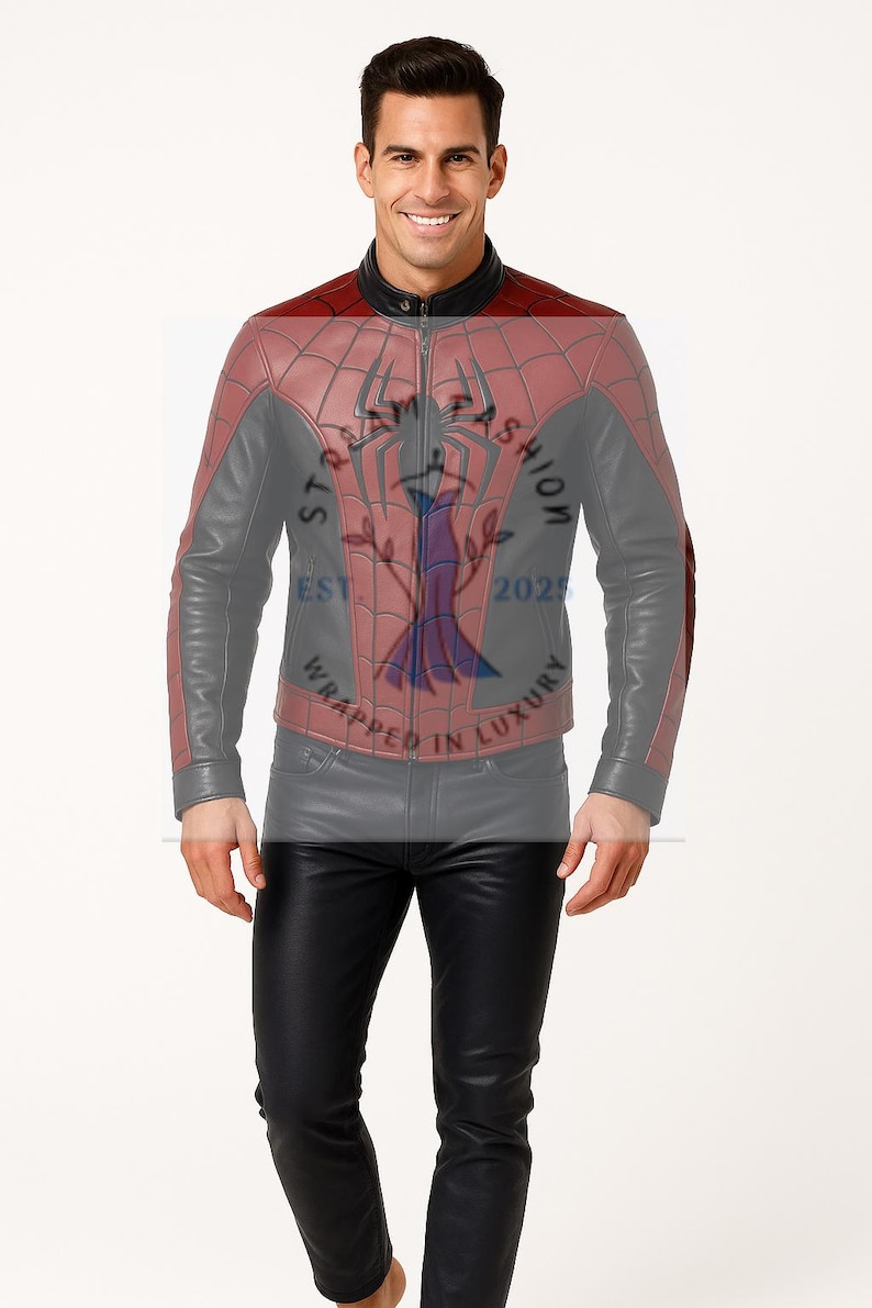 Op de afbeelding: Een rode, grijze en zwarte leren jas met een spinnenwebontwerp op de borst en schouders. De jas heeft een ritssluiting en een opstaande kraag. De tekst "STAR FASHION 2025 WRAPPED IN LUXURY" is zichtbaar op de borst.