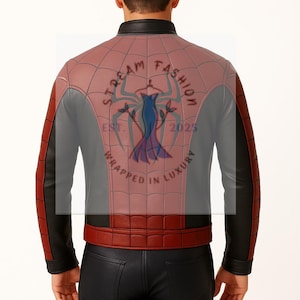 Op de afbeelding: Rode en zwarte leren jas met een webachtig patroon op de rug. De jas heeft zwarte mouwen en een rode torso met een textuurontwerp. De achterkant van de jas heeft een logo met de tekst "STREAM FASHION EST. 2025 WRAPPED IN LUXURY."