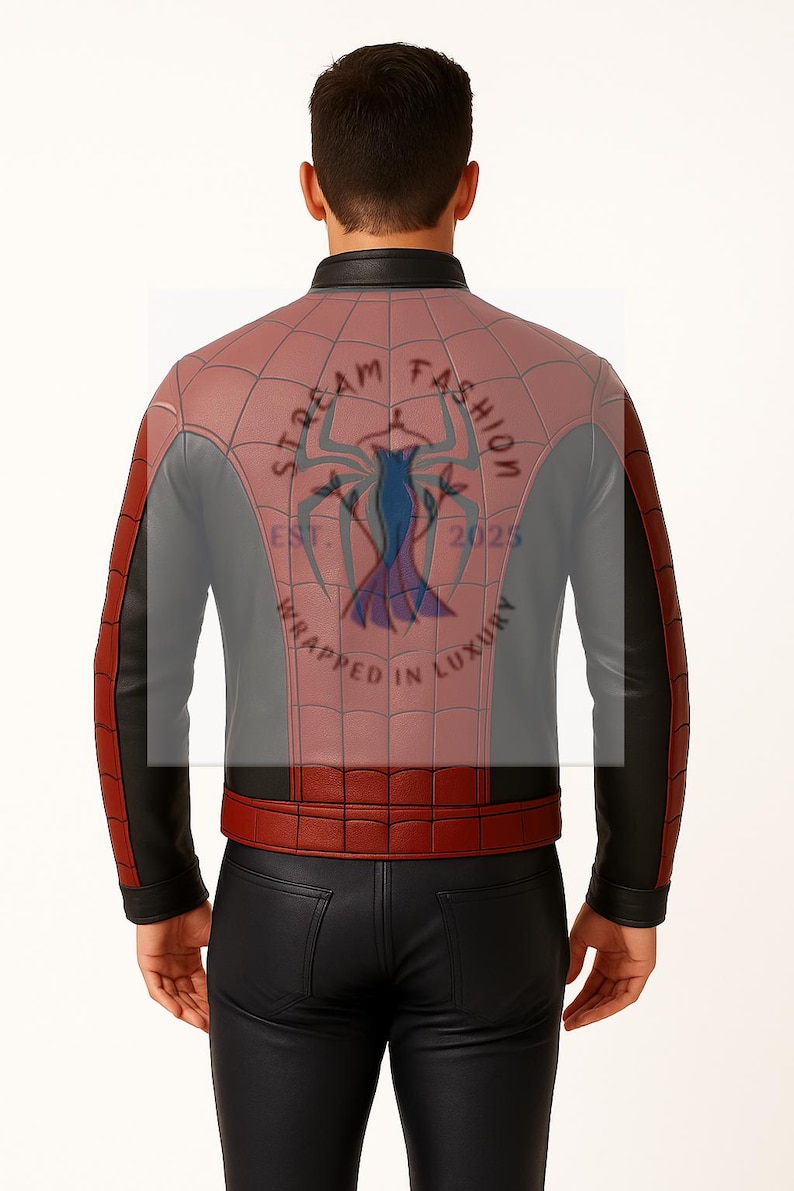 Op de afbeelding: Rode en zwarte leren jas met een webachtig patroon op de rug. De jas heeft zwarte mouwen en een rode torso met een textuurontwerp. De achterkant van de jas heeft een logo met de tekst "STREAM FASHION EST. 2025 WRAPPED IN LUXURY."