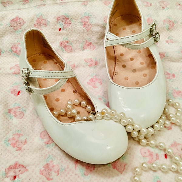 Girls white patent leather Mary Janes, buckle shoes, double adjustable strap, 10, Trinkets