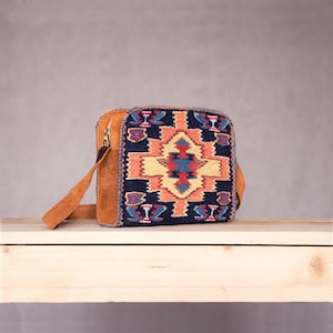 Handgewebte Kilim-Umhängetasche, beidseitig tragbar, natürlich gefärbte Wolle & Leder, kurdisches Muster