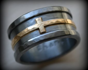 Anillo de boda con cruz para hombre, rústico, hecho a mano, en plata fina oxidada, plata esterlina, amarillo de 14 quilates o latón, personalizado.