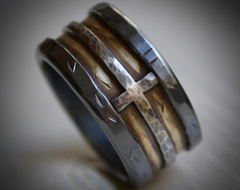 Anillo de bodas para hombre - Cruz rústica de latón fino y plata esterlina o oro blanco de 14 quilates - Anillo cristiano hecho a mano - Personalizado