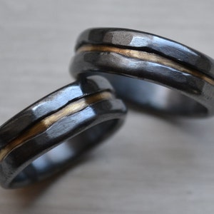 シルバーと真鍮の結婚指輪セット - 職人がデザインした手作りの上質なシルバーと真鍮の結婚指輪 - 素朴な結婚指輪 - 彼と彼女の