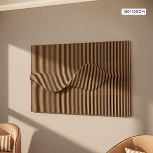 Puede incluir: Una gran pieza de arte mural rectangular de madera con un diseño en forma de onda. El arte está hecho de listones de madera verticales, con una sección central que se curva hacia afuera. Dimensiones: 180 x 120 cm.