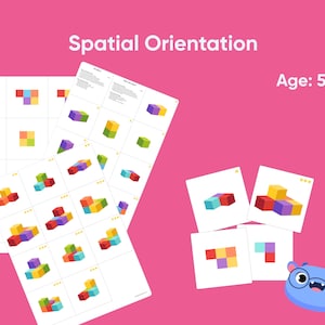 Puede incluir: Tarjetas de juego educativas con diseños de bloques coloridos. Las tarjetas presentan el texto "Spatial Orientation" y "Age: 5+". Las tarjetas de juego están sobre un fondo rosa.