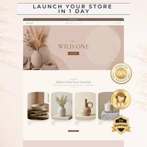 Może przedstawiać: Projekt szablonu strony internetowej zatytułowany LAUNCH YOUR STORE IN 1 DAY z neutralną beżową paletą kolorów. Układ zawiera sekcję główną z wazonem z suszoną trawą, a następnie siatkę produktów prezentującą elementy wystroju domu, takie jak miski, wazony i świece, wraz z trzema złotymi okrągłymi odznakami.